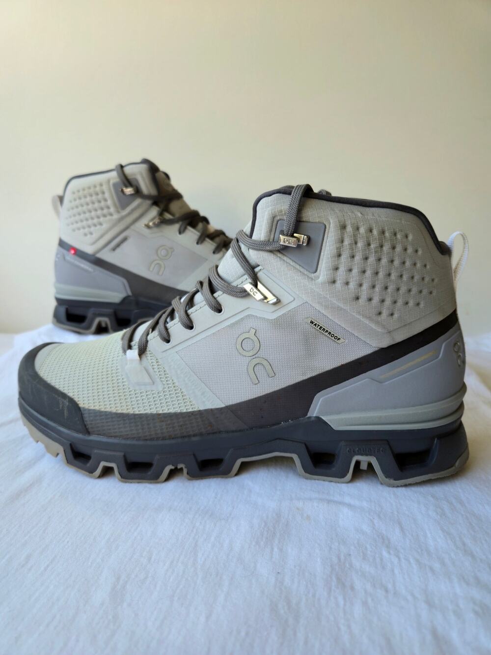 ON Cloudrock 2 Womens Waterproof Hiking Boots Gray Size 11